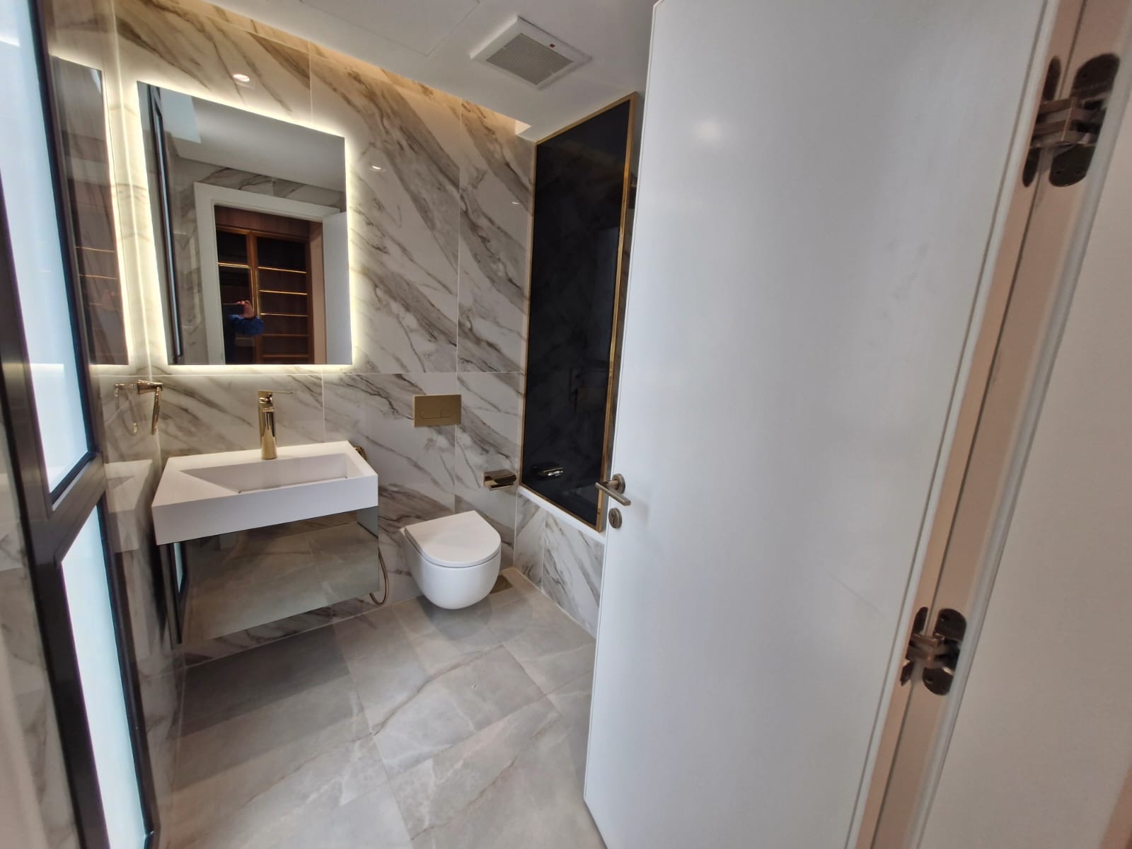 **Modern Luxury Villa for Rent in "Etual Roshan" Project – Signed by Elie Saab** 🏡✨  